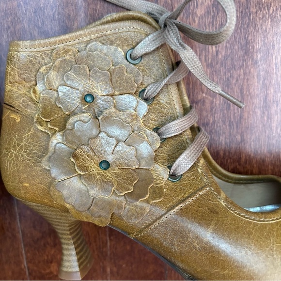 Diversity in Unity Whimsigoth Floral Applique Brown Leather Shoes, Size 8-8.5 - Picture 12 of 16